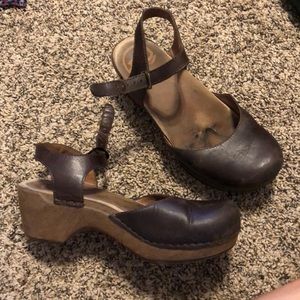 Dansko Brown Leather No slip Shoes! *size 7*